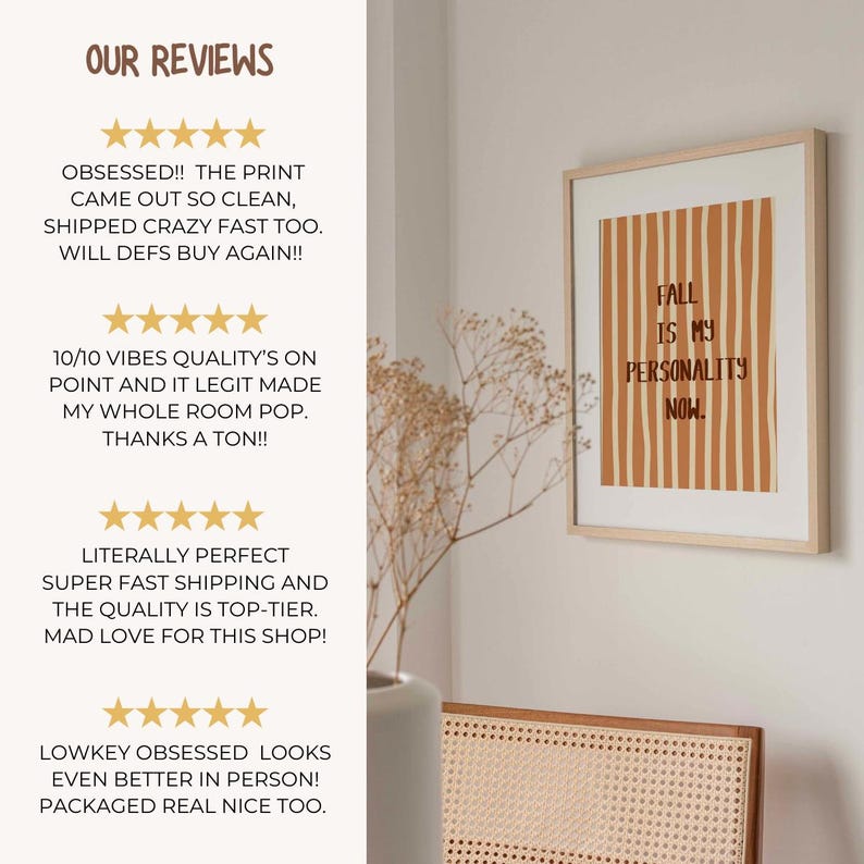 Peut inclure: Une affiche encadr&eacute;e avec le texte "FALL IS MY PERSONALITY NOW" dans un sch&eacute;ma de couleurs marron et cr&egrave;me. L'&oelig;uvre d'art pr&eacute;sente des rayures verticales et est affich&eacute;e sur un mur blanc. L'image montre &eacute;galement des avis clients.