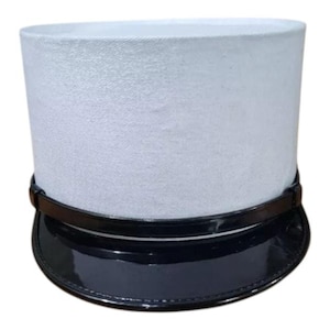 以下が含まれることがあります： 黒いつばと黒いバンドがついた白い軍隊スタイルの帽子