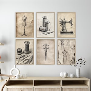 以下が含まれることがあります： ヴィンテージスタイルの裁縫をテーマにした、額装されたアートプリント6枚セット。各プリントには、マネキン、糸巻き、ミシン、ハサミなど、異なるイラストが描かれています。プリントはニュートラルな色調で、クラフトルームやソーイングスタジオに最適です。