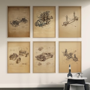 Könnte beinhalten: Sechs gerahmte Vintage-Automobilbaupläne. Die Zeichnungen in Braun- und Beigetönen zeigen Automotoren, Fahrgestelle und Aufhängungssysteme. Die Kunstwerke werden an einer weißen Wand ausgestellt, mit einem kleinen Tisch und einer Spielzeugrakete im Vordergrund.