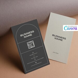 Peut inclure: Deux cartes de visite, une gris foncé et une gris clair, sont présentées sur un fond neutre. La carte gris foncé affiche le texte "BUSINESS NAME" et un code QR. La carte gris clair affiche également "BUSINESS NAME" et "job title".