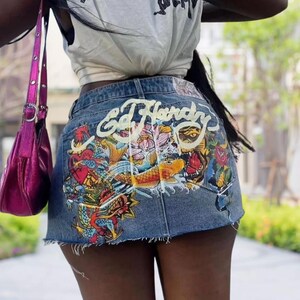 Saia jeans gótica feminina, shorts largos azuis de cintura alta inspirados no Y2K com estampa gráfica de letras retrô, minissaia slim fit
