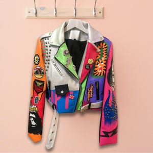 Chaqueta de cuero PU con bloques de color y diseño de grafiti para hombres y mujeres, ropa de abrigo de estilo urbano, chaqueta de cuero con estampado de letras.
