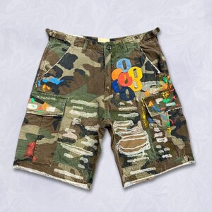 Shorts de verano de cuero con estampado de camuflaje y detalle de letras - Denim lavado retro para hombre y mujer