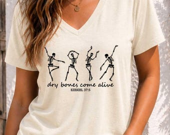 Christelijk Halloween T-shirt met V-hals voor dames, dansend skelet dat tot leven komt, T-shirt met geloofsthema, T-shirt met Bijbeltekst over Jezus voor de herfst, Bella Canvas®