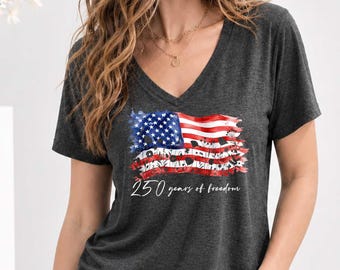 Camiseta patriótica de cuello en V para mujer, camiseta floral de 250 años de libertad, camiseta de cuello en V del semiquincentenario, camiseta de flores silvestres del 4 de julio, Bella Canvas®