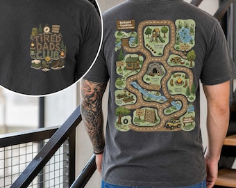 Comfort Colors® Müde Väter Club T-Shirt, Spielende Autos auf dem Rücken des Vaters, Vatertagsgeschenk, Konstruktionsvater-Shirt, Matte Straßenauto-Rennbahn Shirt