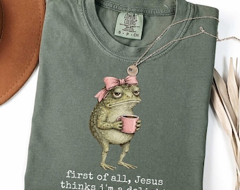 Camiseta "Primero que nada, Jesús piensa que soy una delicia", camiseta divertida de rana cristiana, camiseta de café con rana y lazo, linda camiseta gráfica cristiana retro