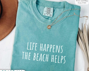Camiseta Comfort Colors® "La vida sucede", "La playa ayuda", "Camiseta costera", "Camiseta de verano linda", "Camiseta de terapia playera", "Camiseta Ocean Vibes", "Camiseta de vacaciones"