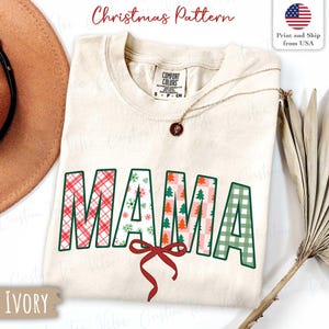 Comfort Colors® Mama Weihnachts-Shirt, Merry Mama Pine T-Shirt, Damen X-Mas Party Tshirt, Weihnachten Schwangerschaft Reveal, Weihnachts-T-Shirt für Mama