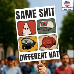 Pode incluir: Uma placa de protesto com as palavras "SAME SHIT DIFFERENT HAT" em letras pretas em negrito. A placa apresenta ilustrações de um capuz da KKK, um chapéu com a bandeira confederada, um chapéu nazista e um chapéu "Make America Great Again".