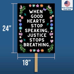 Puede incluir: Cartel negro con la cita "WHEN GOOD HEARTS STOP SPEAKING, JUSTICE STOPS BREATHING." El cartel mide 61 cm de alto y 46 cm de ancho, con un mango de madera. Acentos florales y mariposas rodean el texto.