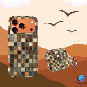 Puede incluir: Una funda de teléfono y una funda para AirPod con un diseño de mosaico en tonos marrones, beige y azules. La funda del teléfono tiene un módulo de cámara naranja. La funda de AirPod tiene un mosquetón plateado. El fondo presenta un paisaje y pájaros.