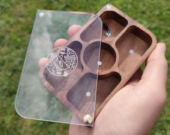 Caja de madera hecha a mano para pesca con mosca, con tapa transparente y compartimentos magnéticos.