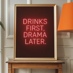 Nowoczesny Bar Cart Wall Art, Drinks First Drama Later Red Neon Sign Poster, Zabawny wydruk kuchenny, Eklektyczny wystrój akademika, Pobieranie cyfrowe