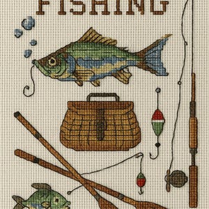 Peut inclure: Motif de point de croix avec l'inscription "GONE FISHING" au-dessus d'un poisson, d'une boîte à pêche, d'une canne à pêche et de rames. Le poisson est vert, bleu et jaune. La boîte à pêche est marron. Les rames sont marron. Le fond est blanc cassé.