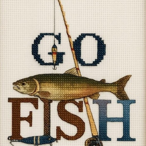 Peut inclure: Broderie au point de croix représentant un poisson, une canne à pêche et l'inscription "GO FISH" en bleu marine et marron. Le poisson est détaillé avec des nuances de vert, de jaune et de marron. Un leurre bleu et blanc est en bas. Le fond est blanc.