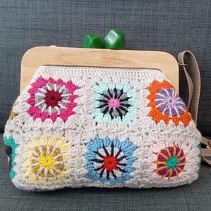 Clutch vintage de crochet con cierre de madera y cuentas verdes, bolso de crochet con cierre de beso color crema, bolso de crochet, bolso de noche y correa
