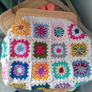 Clutch de noche de crochet color crema, bolso vintage Grandma cuadrado, bolso de crochet con cierre de madera y cuentas de coral, monedero de crochet vintage con cierre de beso