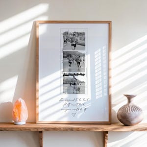 Op de afbeelding: Een ingelijste print met drie zwart-witfoto's van hardlopers in een race. De print heeft een licht houten frame en bevat de handgeschreven tekst: "It's supposed to be hard. If it wasn't hard, everyone would do it." Een hartsymbool volgt de tekst.