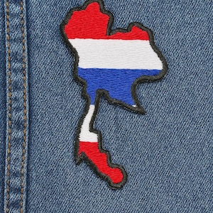 Può includere: Un tessuto di jeans blu con una toppa ricamata con il contorno della Thailandia con i colori della bandiera thailandese: rosso, bianco e blu.