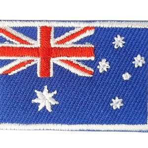 Könnte beinhalten: Ein gestickter Aufnäher der australischen Flagge. Die Flagge ist blau mit einem weißen Union Jack in der oberen linken Ecke und einem weißen siebenzackigen Stern in der unteren linken Ecke. In der oberen rechten Ecke befinden sich fünf weiße Sterne.