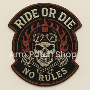Puede incluir: Parche bordado negro y marrón con una calavera con gafas y casco. La calavera está rodeada de llamas y el texto "Ride or Die No Rules".