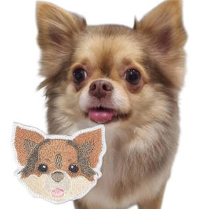 Puede incluir: Un perro chihuahua marrón claro y blanco con la lengua fuera, junto a un parche bordado de la cara de un chihuahua. El parche está bordado con hilo marrón, beige y gris, con una lengua rosa y un borde blanco.
