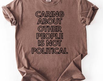 Camiseta "Preocuparse por los demás no es política", camiseta con colores cómodos, camiseta de activista liberal, regalo feminista, camiseta de justicia social