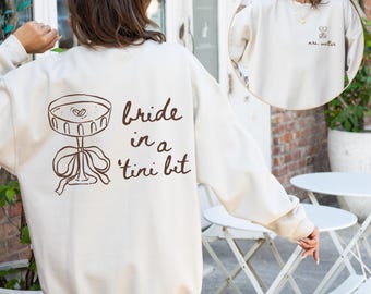 Eine Braut in einem Tini Bit Sweatshirt, Espresso Martini Thema, Zukunft Mrs Sweatshirt, Tini Bit verlobt, kundenspezifische Braut Rundhalsausschnitt, Geschenk für Verlobte