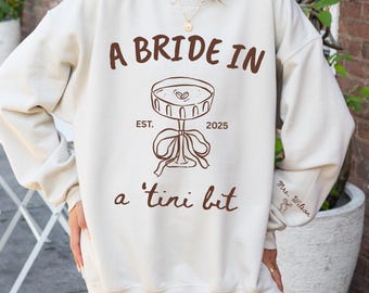 Junggesellinnenabschied Sweatshirt, Braut in einem Tini Bit, Espresso Martini Bachelorette Sweatshirt, Benutzerdefinierte Bachelorette Sweatshirt Tini Bit Tipsy