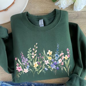 Wild Flowers Sweatshirt, Vintage Botanical Sweatshirt, Floral Sweatshirt, Pastel Floral Sweatshirt, Gift For Garden Lover, Flower Sweatshirt