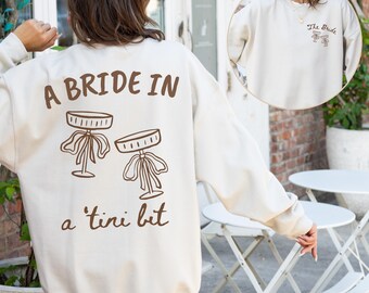 Braut in einem Tini Bit Braut Sweatshirt, Espresso Martini Thema Zukunft Mrs Sweatshirt, Tini Bit verlobt, benutzerdefinierte Braut Rundhalsausschnitt, Geschenk für Verlobte