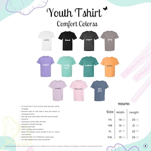 Pu&ograve; includere: Un'esposizione di magliette per ragazzi in vari colori, tra cui bianco, nero e blu jeans. Le magliette sono etichettate con i loro nomi di colore e una tabella delle taglie. Il testo "Youth Tshirt Comfort Colorss" &egrave; in alto.