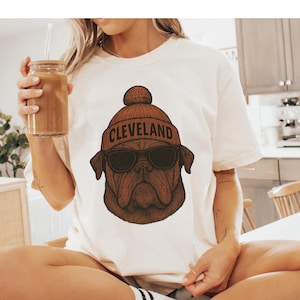 T-shirt couleurs confortables style mascotte de football de Cleveland, maillot de football rétro Cleveland, cadeau fan de Cleveland, vêtements de football Browns