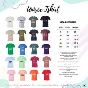 以下が含まれることがあります： 白、黒、青、緑、ピンクなど、さまざまな色のユニセックスTシャツの画像。Sから2XLまでのサイズ、幅45.7〜66cm、長さ71.1〜82.6cmの測定チャートも含まれています。「Unisex Tshirt」というテキストが上部にあります。