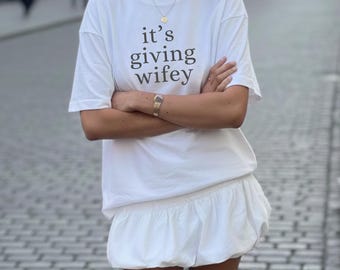 It's Giving Wifey T-shirt, Wifey Vibes, Bride to Be-shirt, kersverse T-shirt, aangepast verlovingscadeau, huwelijksreisoutfit, T-shirt trouwdag, bruid
