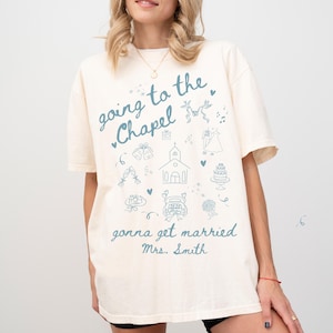 Maglietta da sposa personalizzata &quot;Going to the Chapel&quot;, maglietta da addio al nubilato Comfort Colors, regalo per neo-fidanzati, maglietta da sposa Doodle Coquette