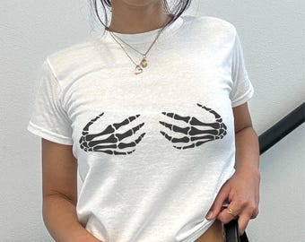 Camiseta de bebé con mano de esqueleto, camiseta de esqueleto, divertida camiseta de Halloween estilo Y2K para bebé, regalo de terror, camiseta de Halloween, rockea en Halloween, camiseta de calavera