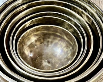 Professionell abgestimmtes Sieben Chakra Heilungs Set|Vollmond Schalen 7er Set|Tiefe, glatte Vibrations Schalen 7er Set|Handgefertigte tibetische Klangschalen