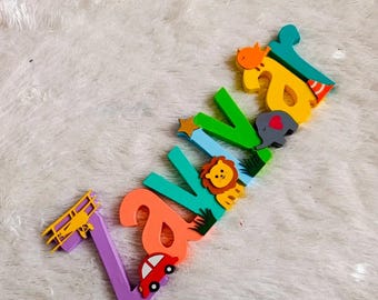 Placa de madeira personalizada com nome para quarto infantil • Decoração de parede personalizada para berçário • Letras coloridas em 3D com nome • Placa com nome para porta de quarto de bebê • Presente de aniversário