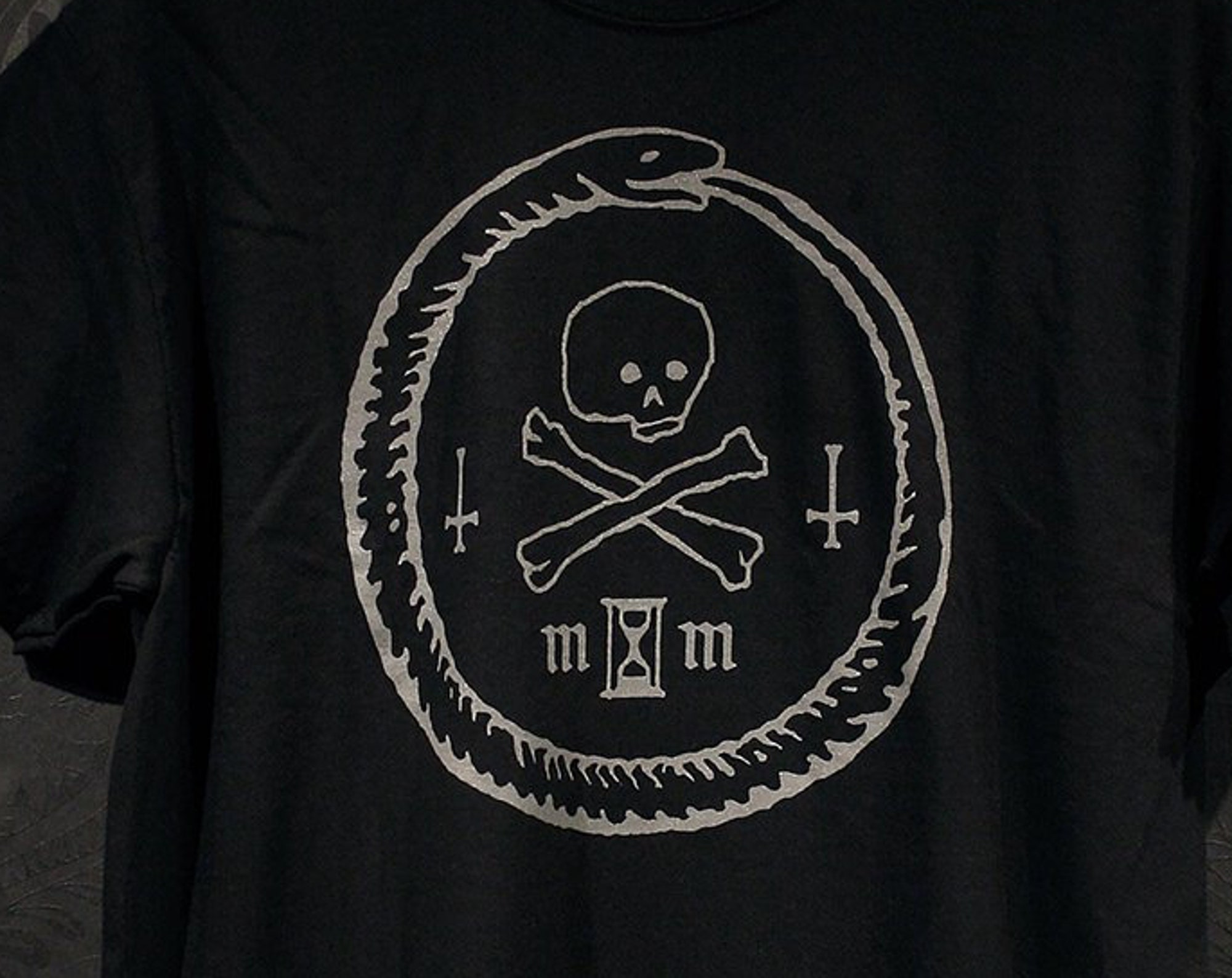 Discover Ouroboros with skull, memento mori - T-shirt