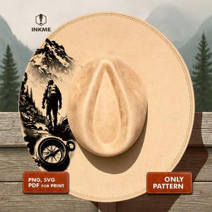 Op de afbeelding: Een beige cowboyhoed met een zwart-wit berg- en wandelaarontwerp. De hoed heeft een brede rand en een centrale vouw. De tekst "PNG, SVG, PDF FOR PRINT" en "ONLY PATTERN" staan op de hoed.