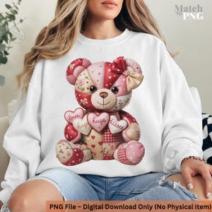 Könnte beinhalten: Weißes Sweatshirt mit einem Patchwork-Teddybär-Design in Rot-, Rosa- und Beigetönen. Der Bär hält herzförmige Schilder mit den Worten "love, hugs, kisses". Das Design umfasst Blumen- und Herzmuster. Der Text unten lautet "PNG File - Digital Download Only (No Physical Item)".