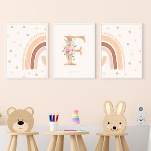 Set di 3 poster da scaricare, da personalizzare, iniziale e arcobaleno, per la cameretta di una bambina, colori pastello
