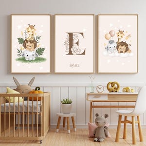 Set di 3 poster da scaricare, da personalizzare, iniziali e animali, per una decorazione gender-neutral, colore tenue