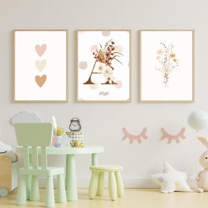 Set di 3 poster da scaricare, da personalizzare, iniziale, cuori e fiori, per un arredamento country, colore crema