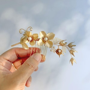 LISA - Wedding hair comb and pin with gold flowers and white pearls Wedding hair accessories