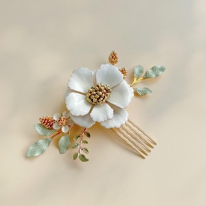 ANNA - Wedding hair comb with white flower, pastel anise green leaf and golden pine cone Wedding hair accessory