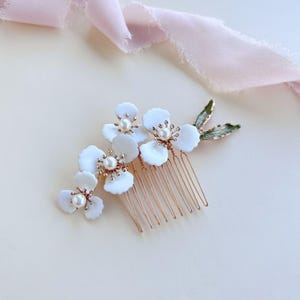 EVE - Wedding hair comb with white flowers, green leaves and pearls Wedding hair combs flowers
